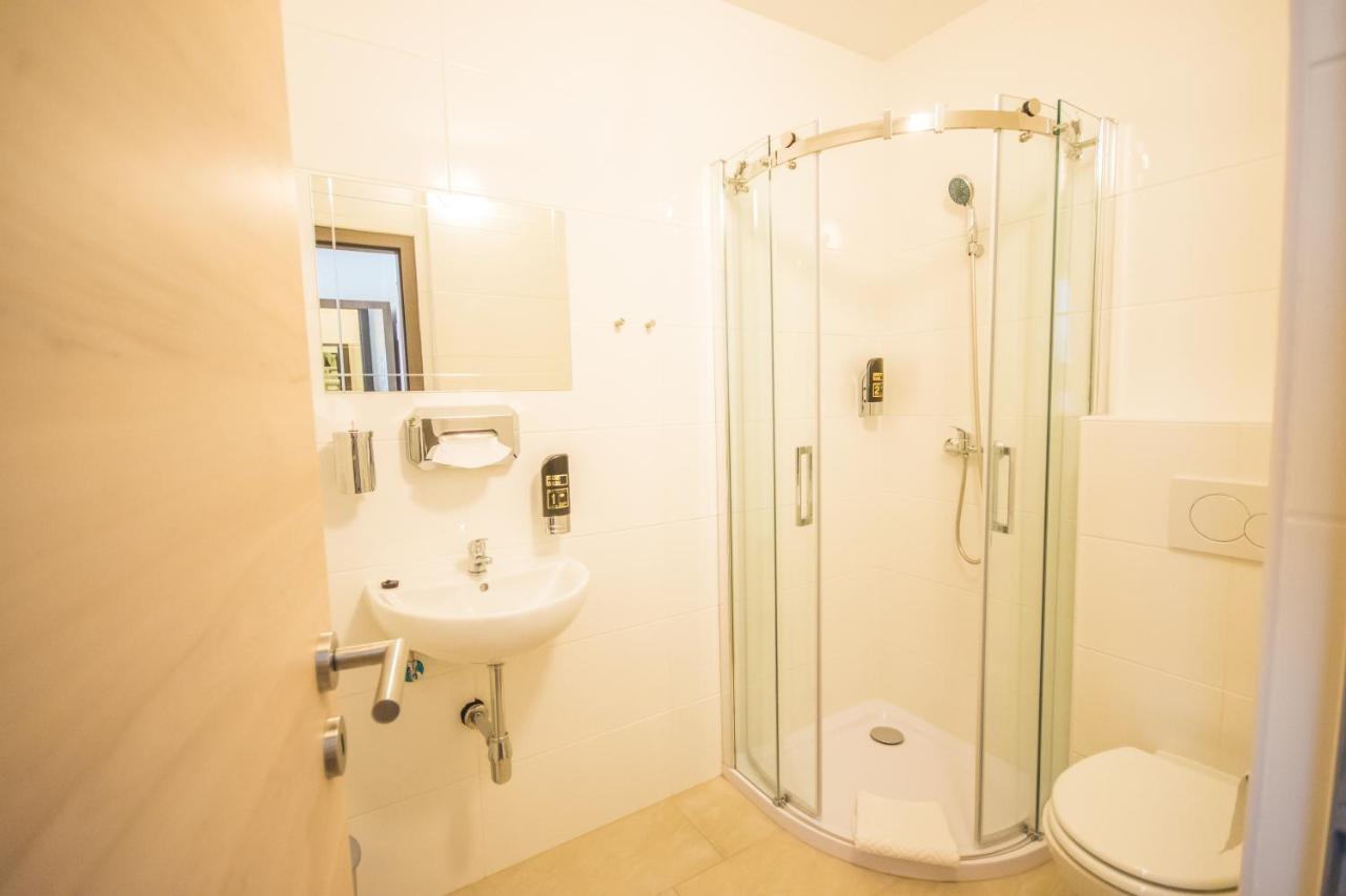 Hotel Turmfalke 24H Check In Λιντς Εξωτερικό φωτογραφία